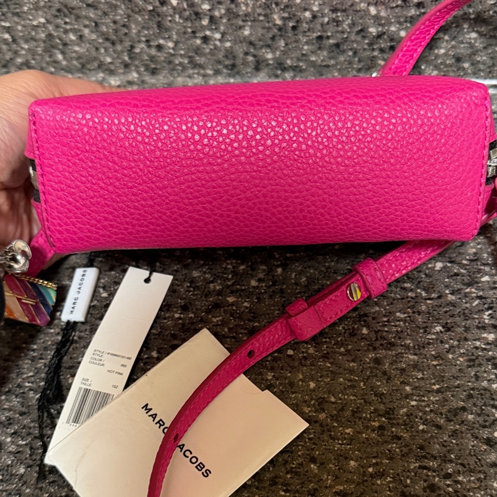 🔥 MARC JACOBS Small Crossbody Pouch | BOLD Fuchsia Pebbled Leather | NWT - Picture 2 of 4